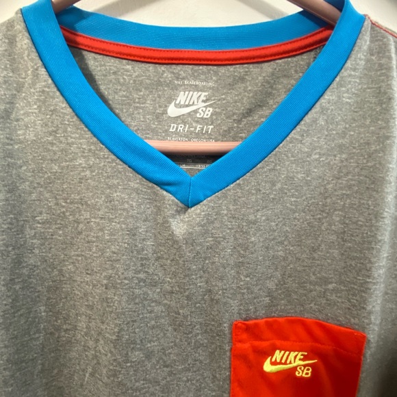 Nike T-shirt - Picture 2 of 4